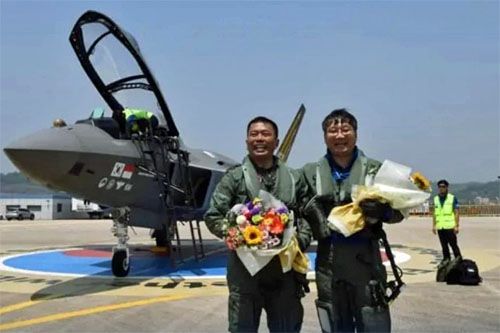 Indonezyjski pilot płk Muhammad Mammoth Sugyanto po pierwszym locie myśliwcem KF-21. Z prawej Koreańczyk Jim Tae, który mu towarzyszył w kabinie / Zdjęcie: KAI