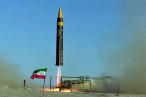 Irańska rakieta balistyczna Khorramshahr 4 startuje do lotu testowego / Zdjęcie: MO Iranu