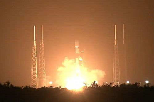 Rakieta nośna SpaceX Falcon 9 startuje z satelitą Arabsat 7B z platformy na Przylądku Canaveral / Zdjęcie: SpaceX