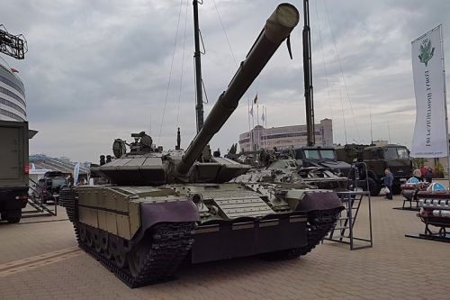 Białoruś planuje modernizować do standardu T-72BM2 między 20 a 30 czołgów rocznie / Zdjęcie: Wikimedia Commons