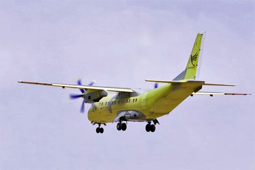 Lekki samolot transportowy Simorgh startuje do pierwszego lotu. Widoczna rampa załadunkowa różniąca go od pierwowzoru – pasażerskiego IrAn-140 / Zdjęcie: Twitter