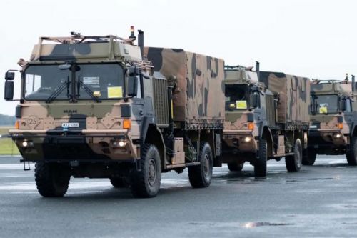 Jedną z ról, które będą odgrywać autonomiczne ciężarówki, ma być organizacja konwojów między australijskimi bazami / Zdjęcie: Australian Army