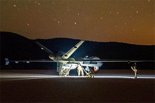Bbsl MQ-9 Reaper w czasie obsługi po automatycznym wylądowaniu na przygodnym lądowisku / Zdjęcie: USAF