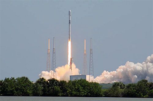 Rakieta nośna Falcon 9 startuje z przylądka Canaveral z satelitą Euclid / Zdjęcie: ESA