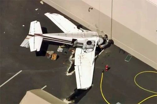 Wrak samolotu Cessna Skyhawk II, który skapotował i uderzył w ścianę budynku przemysłowego po awaryjnym lądowaniu na lotnisku French Valley w Kalifornii / Zdjęcie: Twitter – KTLA 5