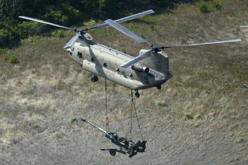 CH-47 Chinook z 2nd General Support Aviation Battalion, 135th Aviation Regiment, Colorado Army National Guard, przewozi 155-mm haubicę M777 na zawiesiu podkadłubowym / Zdjęcie: Fred Troilo