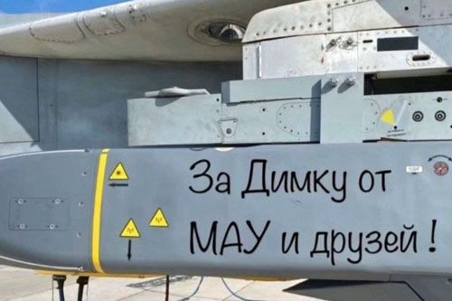 Pocisk samosterujący Storm Shadow podwieszony pod skrzydłem ukraińskiego bombowca frontowego Su-24 / Zdjęcie: Twitter – OSINTtechnical