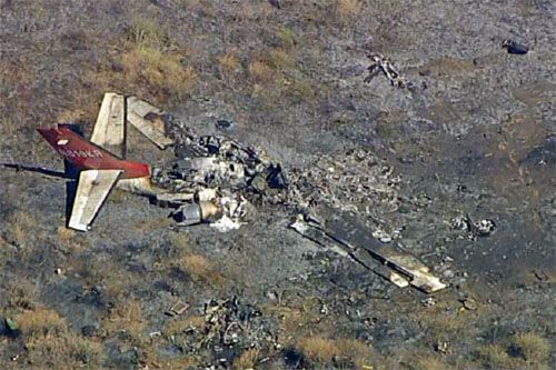 Wypalone szczątki samolotu Cessna Citation II, który rozbił się podczas podejścia do lądowania na lotnisku French Valley w Kalifornii. Fragmenty wraku znajdowano w odległości kilkudziesięciu metrów od tego miejsca / Zdjęcie: Twitter – aviaincident