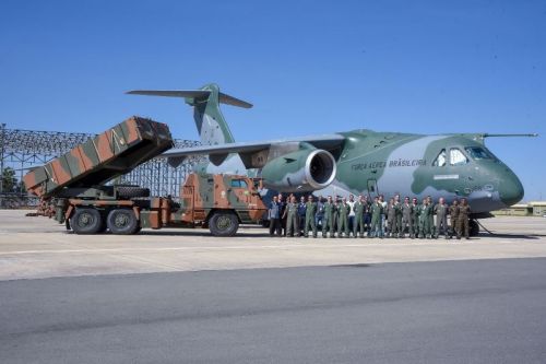 Możliwość transportu wyrzutni Astros II Mk6 w ładowni KC-390 stanowi też przepustkę do udziału artylerii tego typu w misjach zagranicznych / Zdjęcie: Avibras