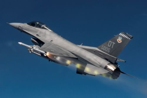 F-16C Block 50D odpala kpr p-p AIM-120D-3 AMRAAM. Zdjęcie datowane jest na 25 maja br. / Zdjęcie: USA – Samuel King Jr.