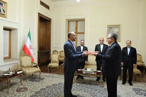 Aleksiej Jurijewicz Dedow składający listy akredytacyjne na ręce szefa irańskiej dyplomacji Hosejna Amira-Abdollahiana w Tehranie w listopadzie 2022 / MZS Iranu