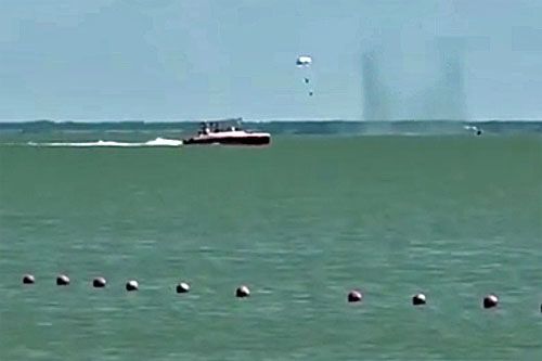 Miejsce, w którym Su-25 wpadł do wody, znajdowało się niedaleko brzegu. Dobrze widać spadochron pilota, który ląduje niedaleko miejsca upadku samolotu / Zdjęcie: Telegram – baraholka_yeysk