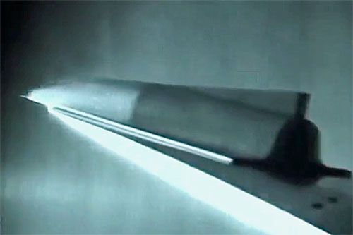 Model pojazdu hiperdźwiękowego podczas oddzielania się od nosiciela w czasie testu w hiperdźwiękowym tunelu aerodynamicznym / Zdjęcie: CCTV 13
