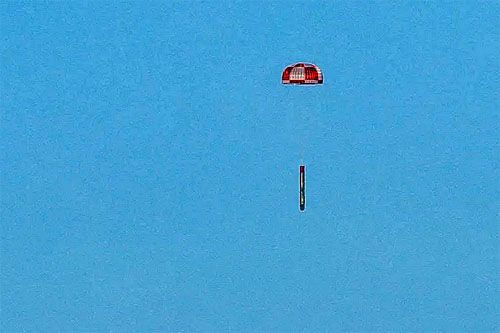 Pierwszy stopień rakiety Electron ląduje na spadochronie po udanym locie / Zdjęcie: Rocket Lab