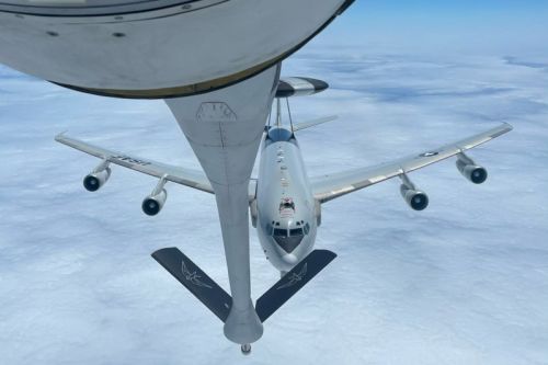 Następnie z KC-135R przetaczano naftę do zbiorników E-3 / Zdjęcia: MSM
