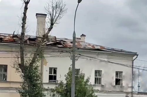 Ukraiński bbsl, który spadł na budynek przy Prospekcie Komsomolskim, uszkodził jego dach. W budynku wypadły szyby z wielu okien. Szkody są jednak niewielkie. Nikomu nic się nie stało / Zdjęcie: Twitter