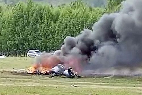 Płonące szczątki śmigłowca Mi-8, który rozbił się dziś w Republice Ałtaju w Federacji Rosyjskiej / Zdjęcie: Telegram