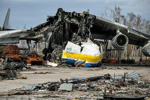 Największy samolot transportowy świata, An-225 Mrija, zniszczony w wyniku walk o lotnisko Hostomel pod Kijowem / Zdjęcie: TV Zwiezda
