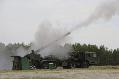 Do tej pory siły zbrojne Federacji Rosyjskiej nie dysponowały artylerią samobieżną na podwoziu kołowym / Zdjęcie: MO FR