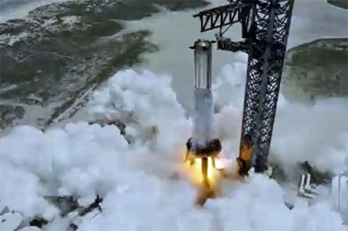 Nowy system chłodzenia podstawy wyrzutni z użyciem wody spowodował wytwarzanie ogromnej chmury pary podczas testu pierwszego stopnia rakiety nośnej Starship Super Heavy / Zdjęcie: SpaceX
