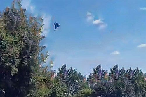Rosyjski myśliwiec wielozadaniowy Su-30 na chwilę przed zderzeniem z ziemią / Zdjęcie: Telegram