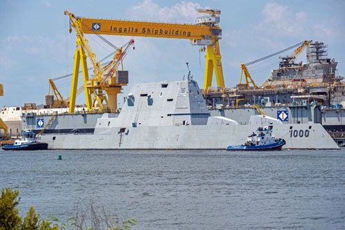 Okręt rakietowy USS Zumwalt wpływa do stoczni Ingalls w stanie Missouri, gdzie ma zostać zmodernizowany / Zdjęcie: HII