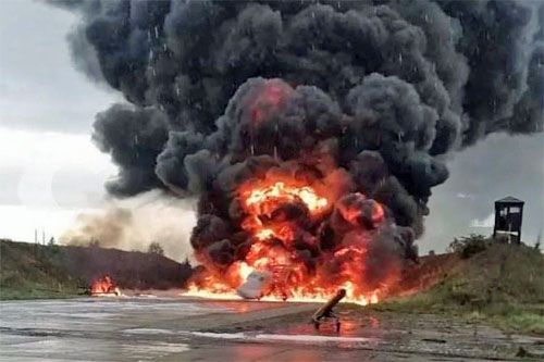 Wybuch bbsl, który zaatakował bazę Sołcy-2 wywołał ogromny pożar. Zapewne został on podsycony paliwem z uszkodzonego bombowca Tu-22M3 / Zdjęcie: kanał Telegram