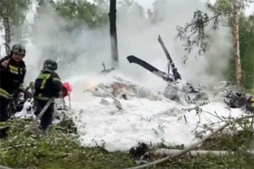 Dogaszanie szczątków śmigłowca Mi-8, który rozbił się w obwodzie czelabińskim / Zdjęcie: MCzS FR