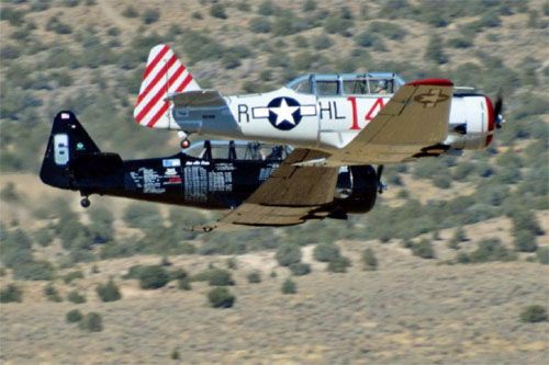 Samoloty Texan, które zderzyły się nad lotniskiem Reno-Stead – jaśniejszy to AT-6B, a ciemniejszy T-6G / Zdjęcie: via X