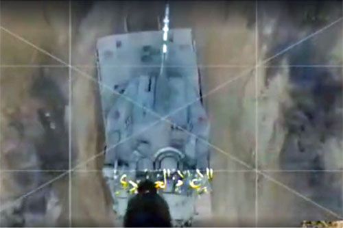 Przenoszony przez bsl Hamasu pocisk (widoczny u dołu ekranu) atakujący izraelski czołg Merkava Mk4 / Zdjęcie: via kanał Telegram