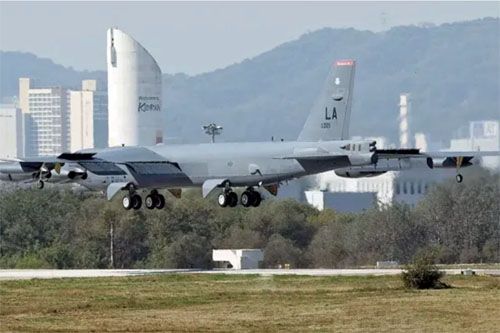 Amerykański bombowiec strategiczny B-52H ląduje na międzynarodowym lotnisku w Cheongju, 17 października 2023 / Zdjęcie: Yonhap