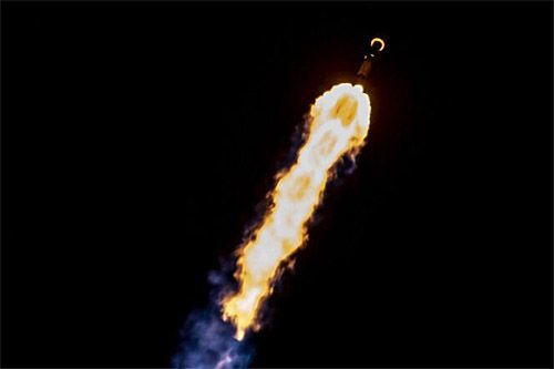 Rakieta nośna Falcon 9 rozpędza się po starcie z 23 satelitami Starlink Group 6-25 / Zdjęcie: SpaceX