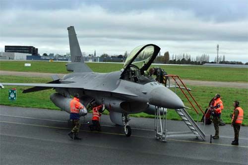 Holenderski myśliwiec F-16 w czasie przygotowań do wylotu do Rumunii / Zdjęcie: MO Holandii