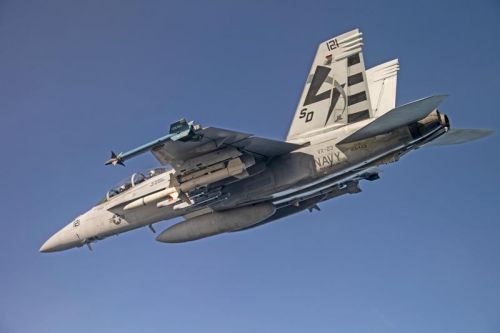 F/A-18F uzbrojony m.in. w bomby StormBreaker podczas testów w Naval Air Station Patuxent River w stanie Maryland / Zdjęcie: Navair