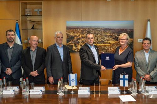 Dyrektor generalny Ministerstwa Obrony Izraela, Eyal Zamir (w środku po lewej) i ambasador Finlandii w Izraelu Nina Nordström (w środku po prawej) po podpisaniu umowy sprzedaży systemu obrony powietrznej David's Sling, 12 listopada 2023 / Zdjęcie: Ministerstwo Obrony Izraela
