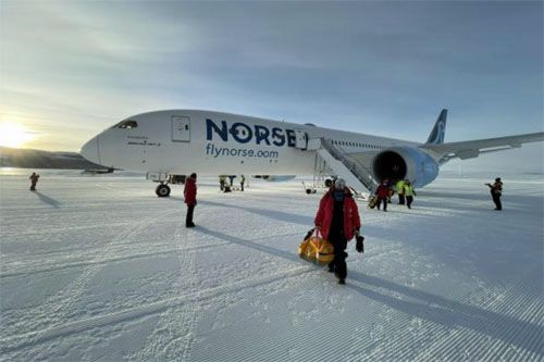 Boeing 787 Dreamliner po wylądowaniu w Stacji Badawczej Troll na Antarktydzie / Zdjęcie: X – Hot Water on Ice