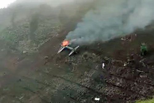 Płonący wrak samolotu EMB-314E indonezyjskich wojsk lotniczych, który rozbił się o zbocze góry Bromo na Wschodniej Jawie / Zdjęcie: via X