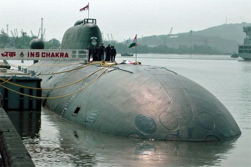 Atomowy okręt podwodny INS Chakra II w bazie Vishakhapatnam w czasie uroczystości przekazania indyjskiej marynarce wojennej / Zdjęcie: Wikipedia