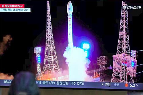 Obraz z programu telewizji KRLD pokazującego start rakiety nośnej Chollima-1 z satelitą rozpoznawczym Malligyong-1 / Ilustracja: via X