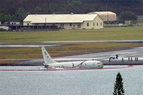 Zanurzony w wodzie zatoki Kaneohe na Hawajach samolot rozpoznania morskiego P-8A Poseidon / Zdjęcie: Hawaii News Now
