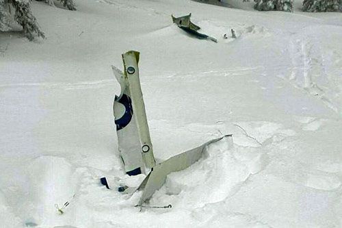 Szczątki samolotu Rockwell Commander 112B, który rozbił się na zboczu góry Kasberg, znalezione w głębokim śniegu / Zdjęcie: X