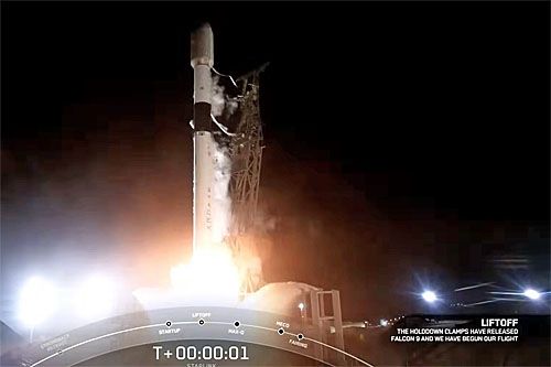 Rakieta nośna SpaceX Falcon 9v1.2FT Block 5 z 21 satelitami Starlink Group 7-9 v2 startuje z wyrzutni w bazie Vandenberg w Kalifornii / Zdjęcie: SpaceX