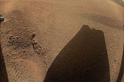 Kamera pokładowa Ingenuity wykonała zdjęcie cienia uszkodzonej łopaty wirnika śmigłowca / Zdjęcie: NASA