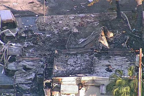 Spalone miejsce, na które upadł lądujący na lotnisku Clearwater samolot Beechcraft Bonanza. Zginął nie tylko pilot, ale i 2 mieszkańców przyczepy kempingowej, na którą spadł samolot / Zdjęcie: X – Rollpantilt