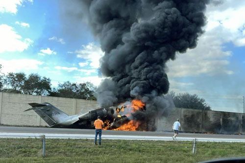 Płonący wrak samolotu Bombardier Challenger, który rozbił się podczas awaryjnego lądowania na autostradzie I-75 / Zdjęcie: via X