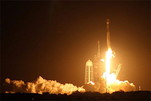Rakieta nośna SpaceX Falcon 9 startuje z lądownikiem księżycowym w ramach misji na rzecz Intuitive Machines / Zdjęcie: SpaceX