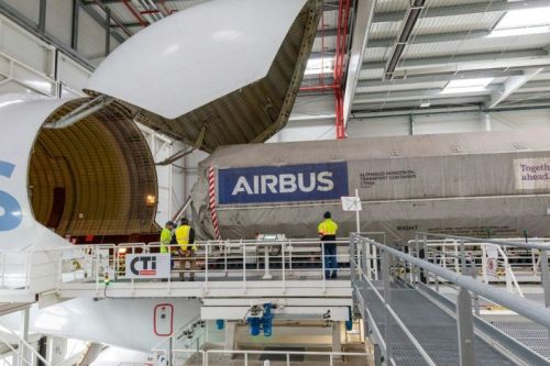 To już trzeci raz, gdy Beluga dostarcza satelitę geostacjonarnego Airbusa do Centrum Kosmicznego im. Kennedy'ego na Florydzie. Poprzednio Belugi wiozły Hotbirda 13G (17 października 2022) i Inmarsata 6-F2 (30 stycznia 2023) / Zdjęcie: Airbus 