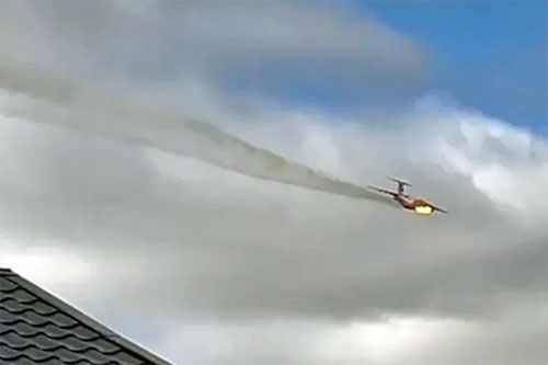 Rosyjski samolot transportowy Ił-76 lecący z płonącym silnikiem krótko przed upadkiem na ziemię / Zdjęcie: kadr z nagrania naocznego świadka