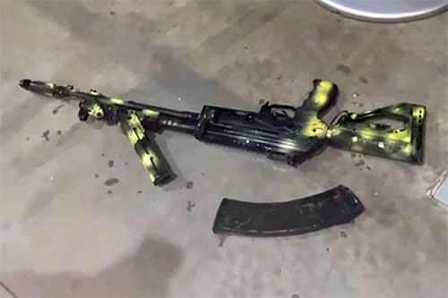 Terroryści porzucili broń, której użyli w napadzie na halę koncertową. Broń znaleziono też w lokalach, które mieli do dyspozycji w Moskwie. Na miejscu ataku terrorystycznego śledczy znaleźli myśliwski karabinek samopowtarzalny Saiga TR3 (cywilna wersja AK-12) oraz karabinki szturmowe Kałasznikowa, a także przewiązane taśmą magazynki na naboje kalibru 5,45 i 7,62 mm / Zdjęcie: kanał Telegram – Sliedkom