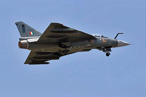 Pierwszy indyjski wielozadaniowy samolot bojowy Tejas Light Combat Aircraft w standardowej wersji seryjnej Mk-1A w pierwszym locie / Zdjęcie: HAL
